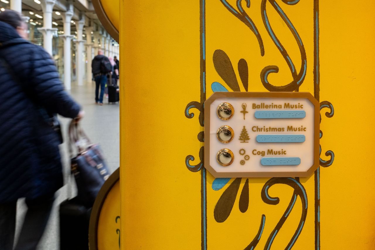 music options on Christmas tree